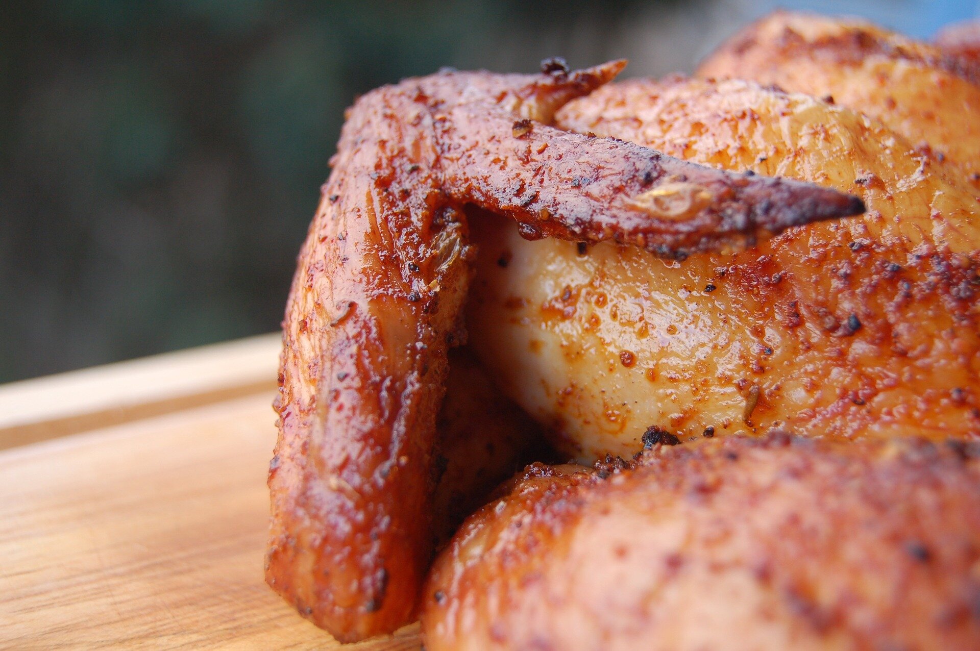 chicken-762531_1920 Close-up of a perfectly roasted chicken with crispy, seasoned skin, showcasing juicy meat and well-cooked wings, ideal for a delicious meal or BBQ feast.